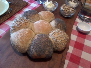 Corona di pane semi-integrale bio con germe di grano, semi di girasole, semi di papavero e semi di sesamo
